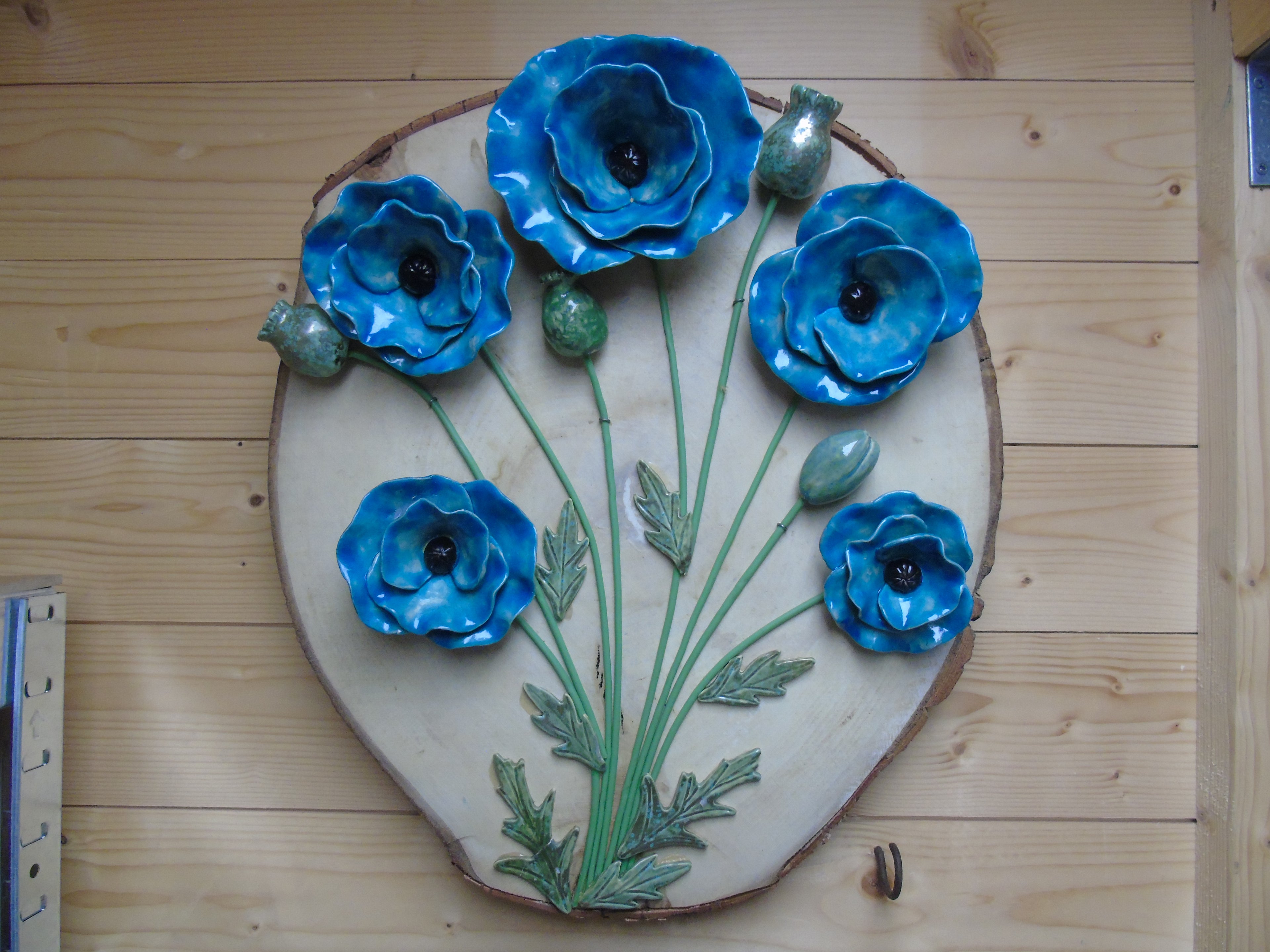 Blauwe klaprozen op houtschijf