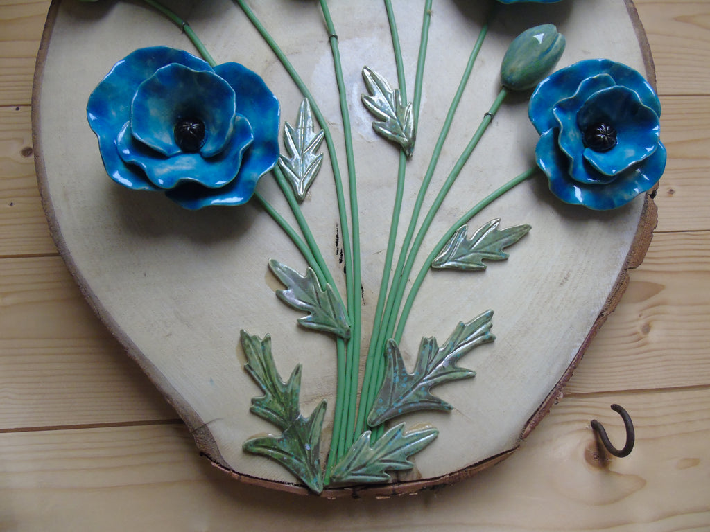 Blauwe klaprozen op houtschijf