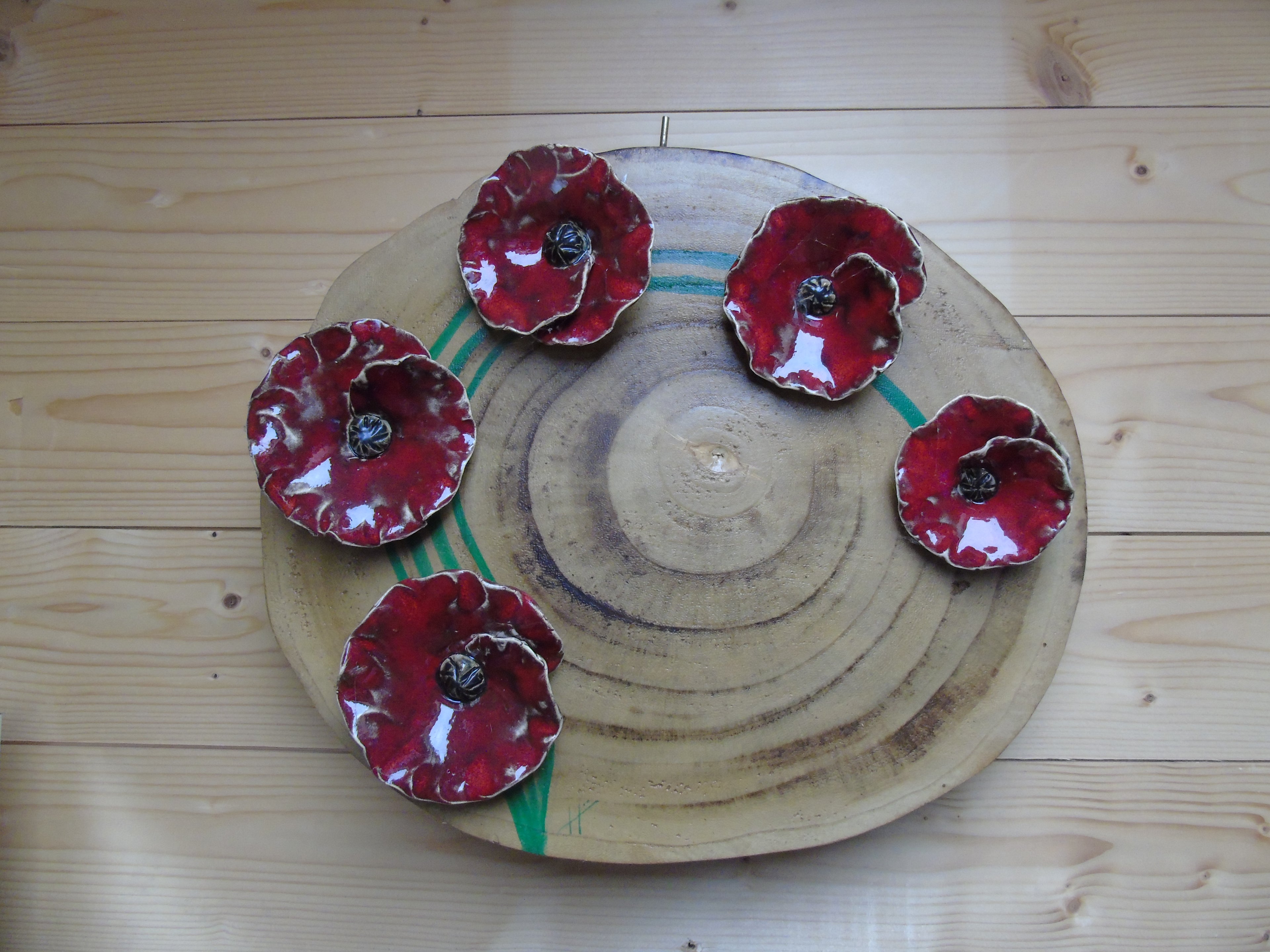 Rode klaprozen op houtschijf