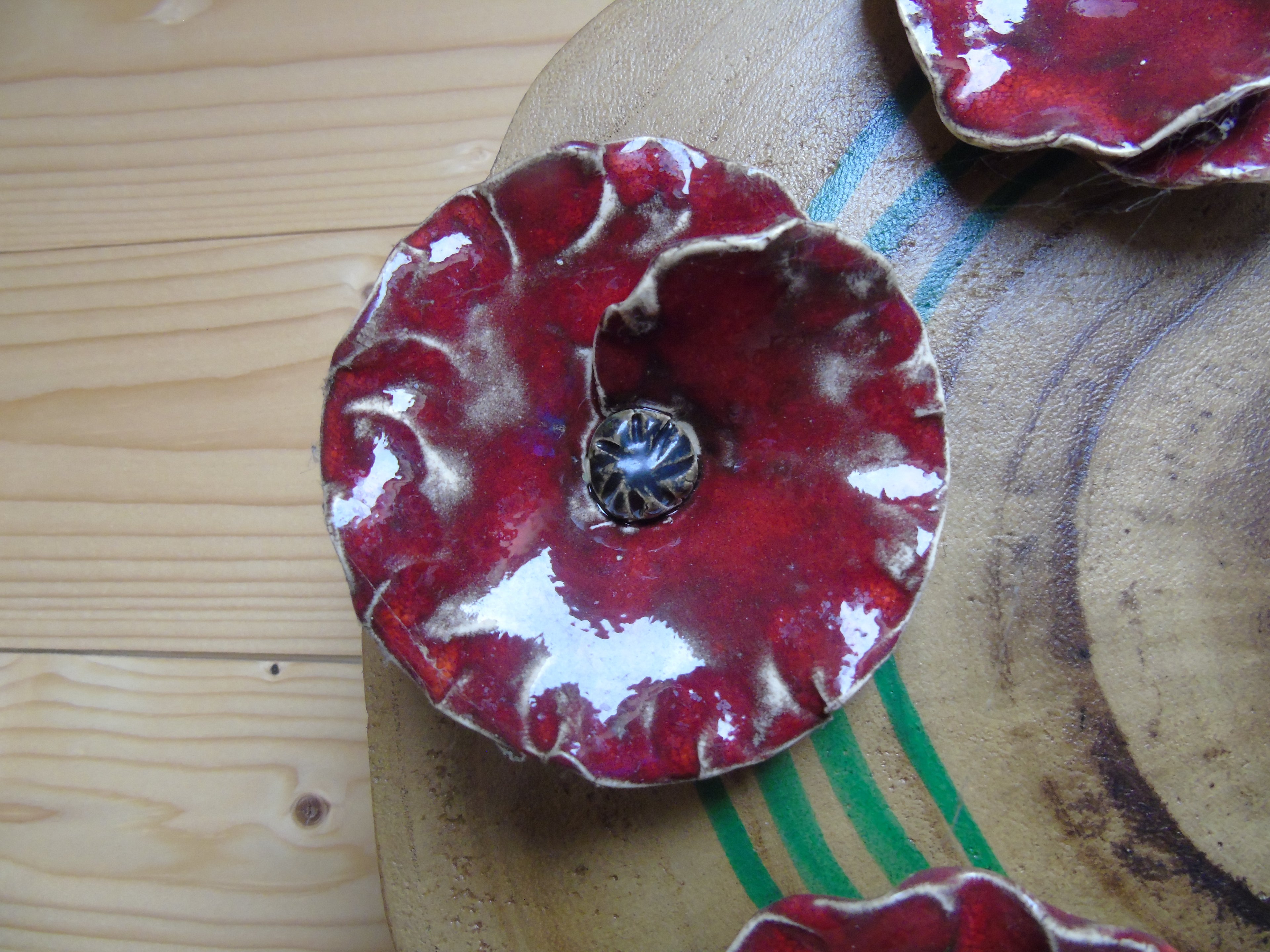 Rode klaprozen op houtschijf