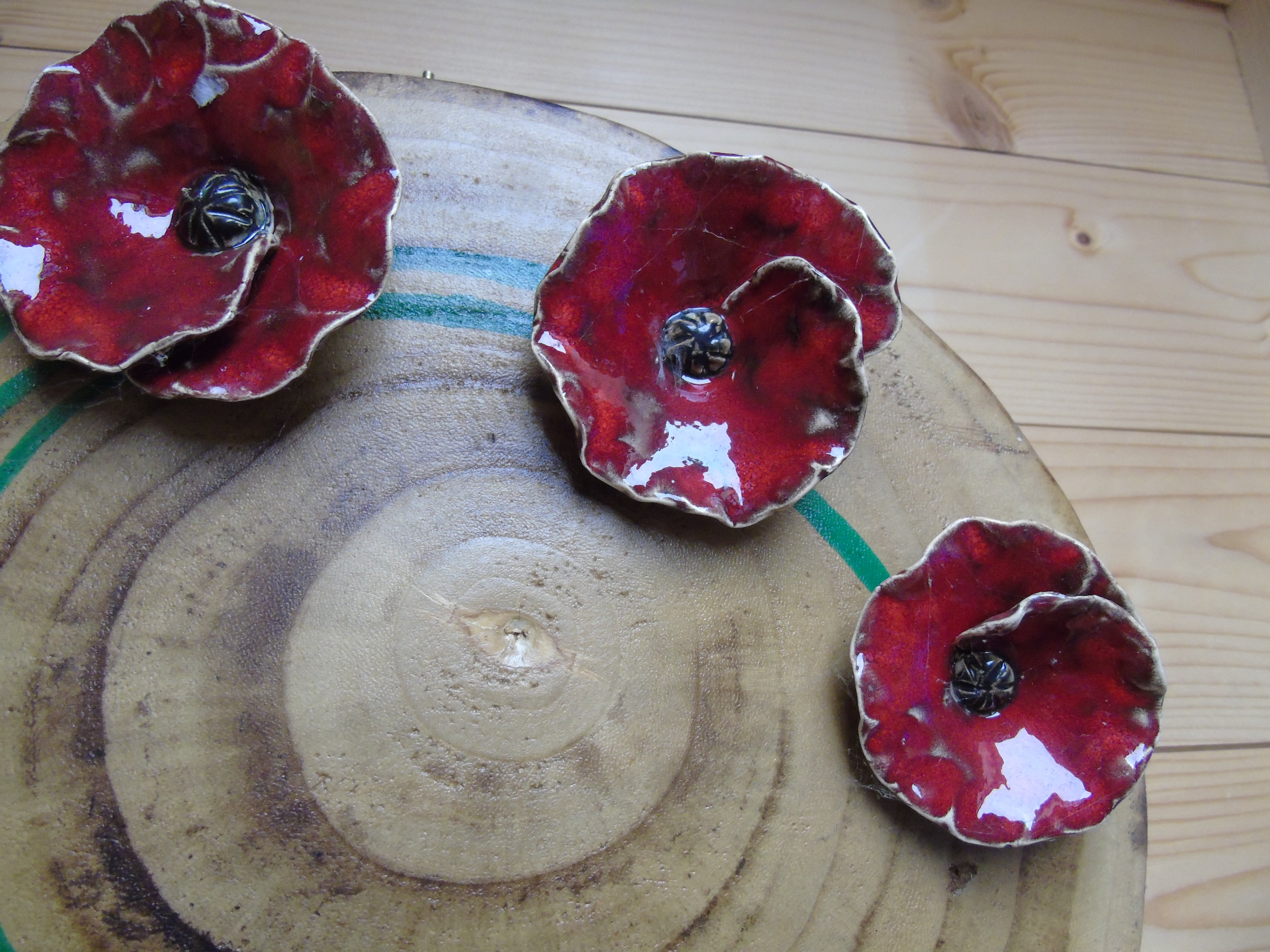 Rode klaprozen op houtschijf