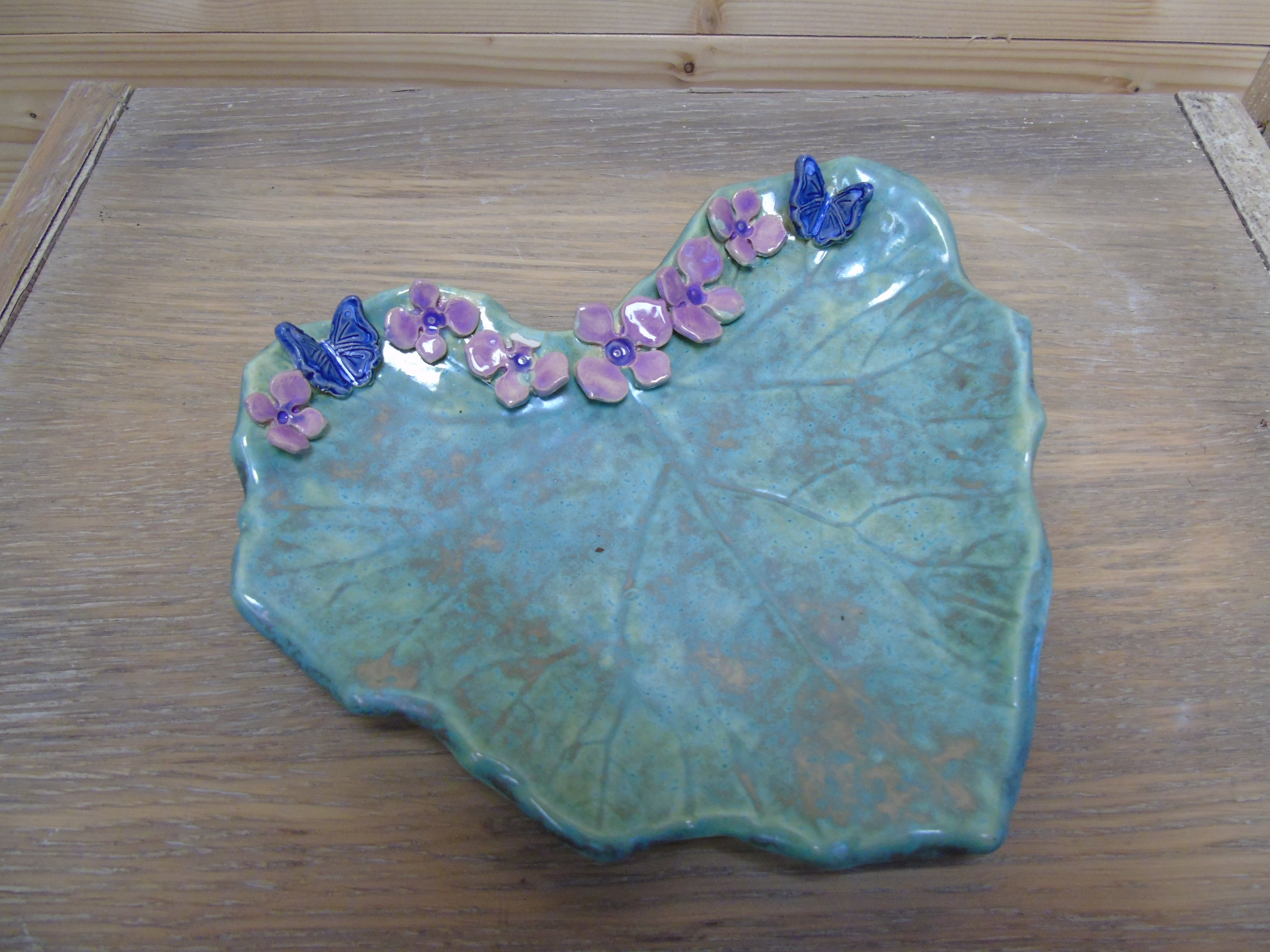 Bladschaal versierd met bloemetjes en vlinders