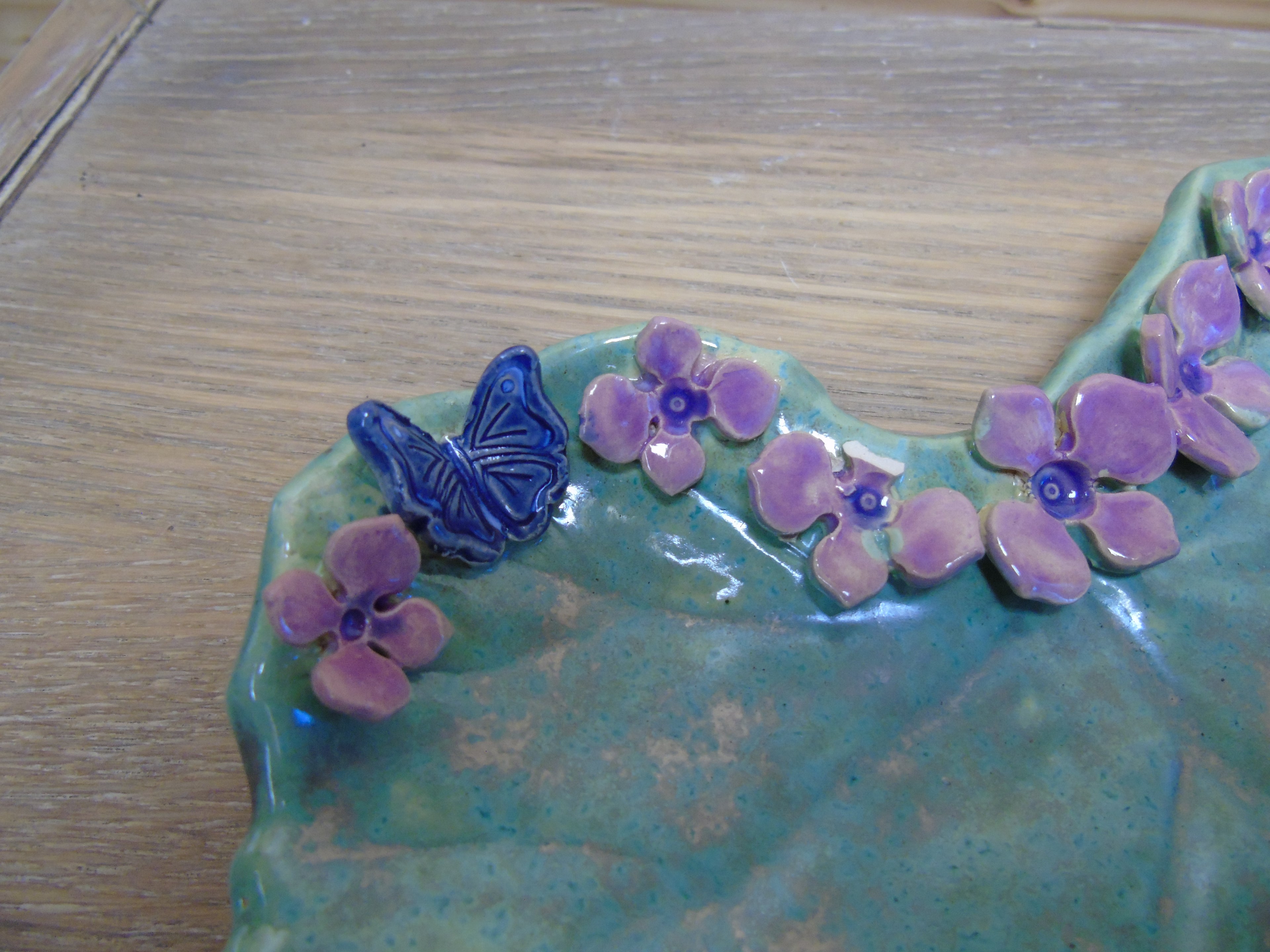 Bladschaal versierd met bloemetjes en vlinders