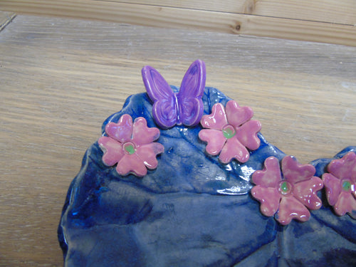 Bladschaal versierd met bloemetjes en vlinders