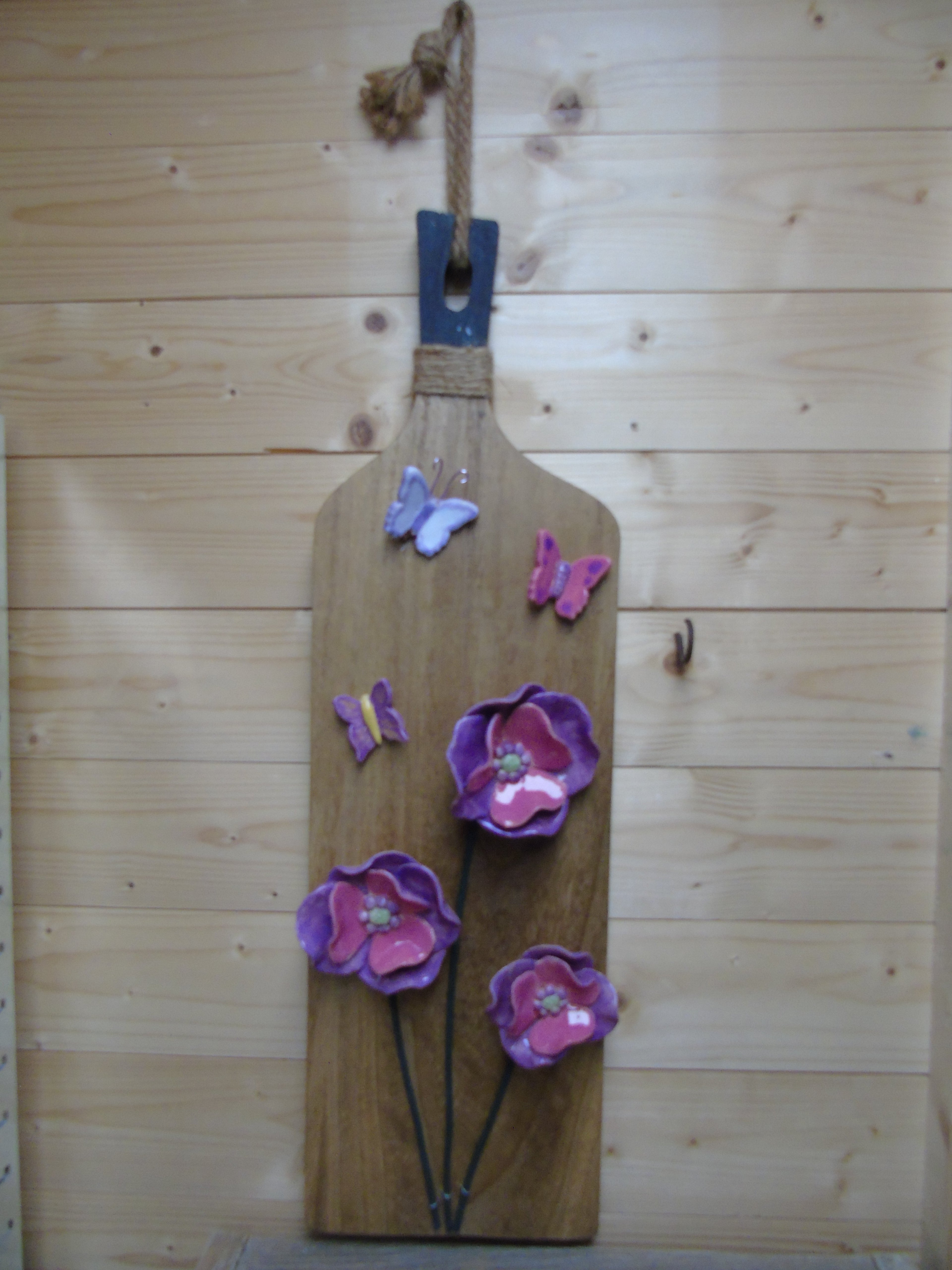 Kaasplank met bloemen en vlinders