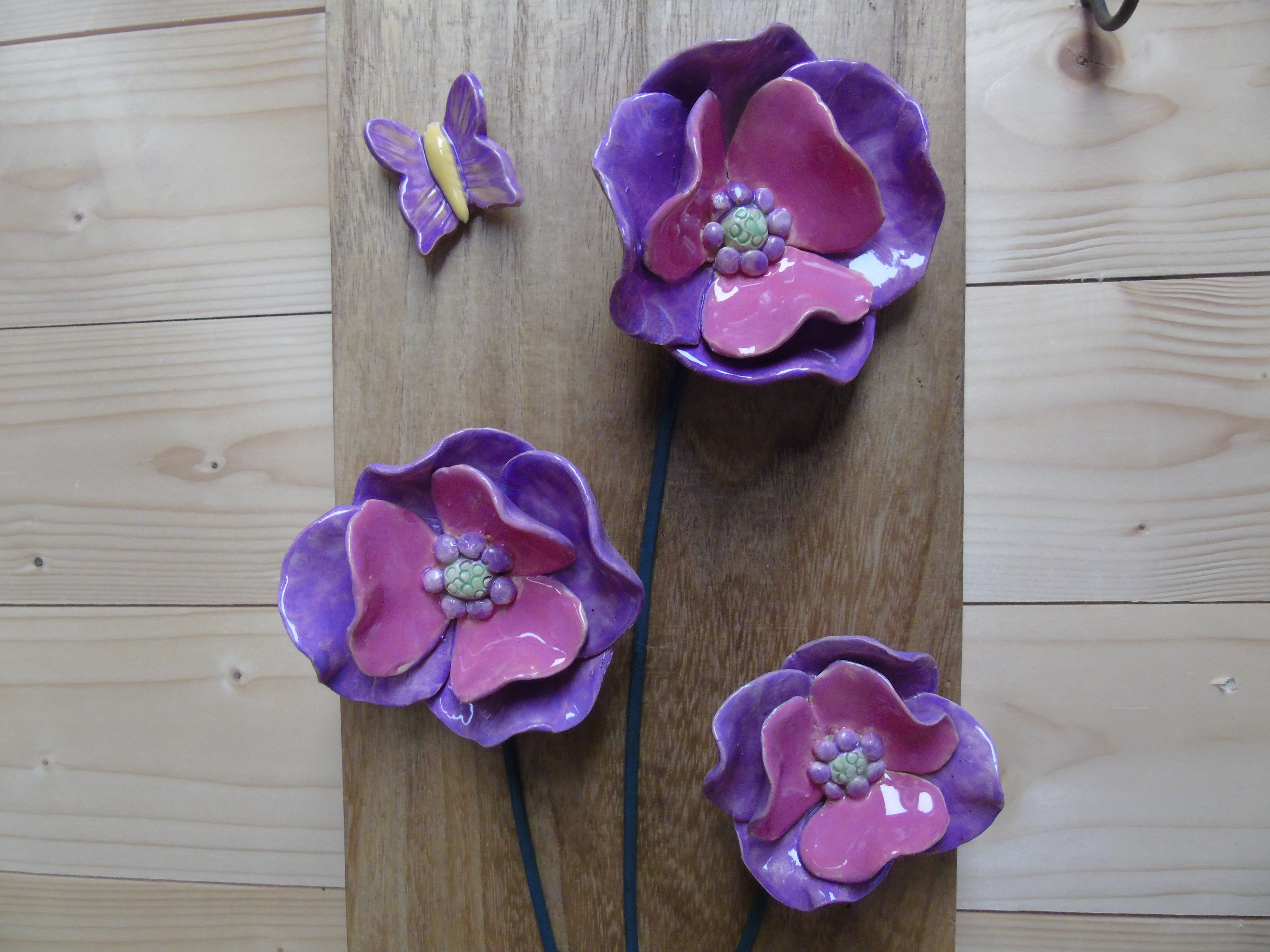 Kaasplank met bloemen en vlinders