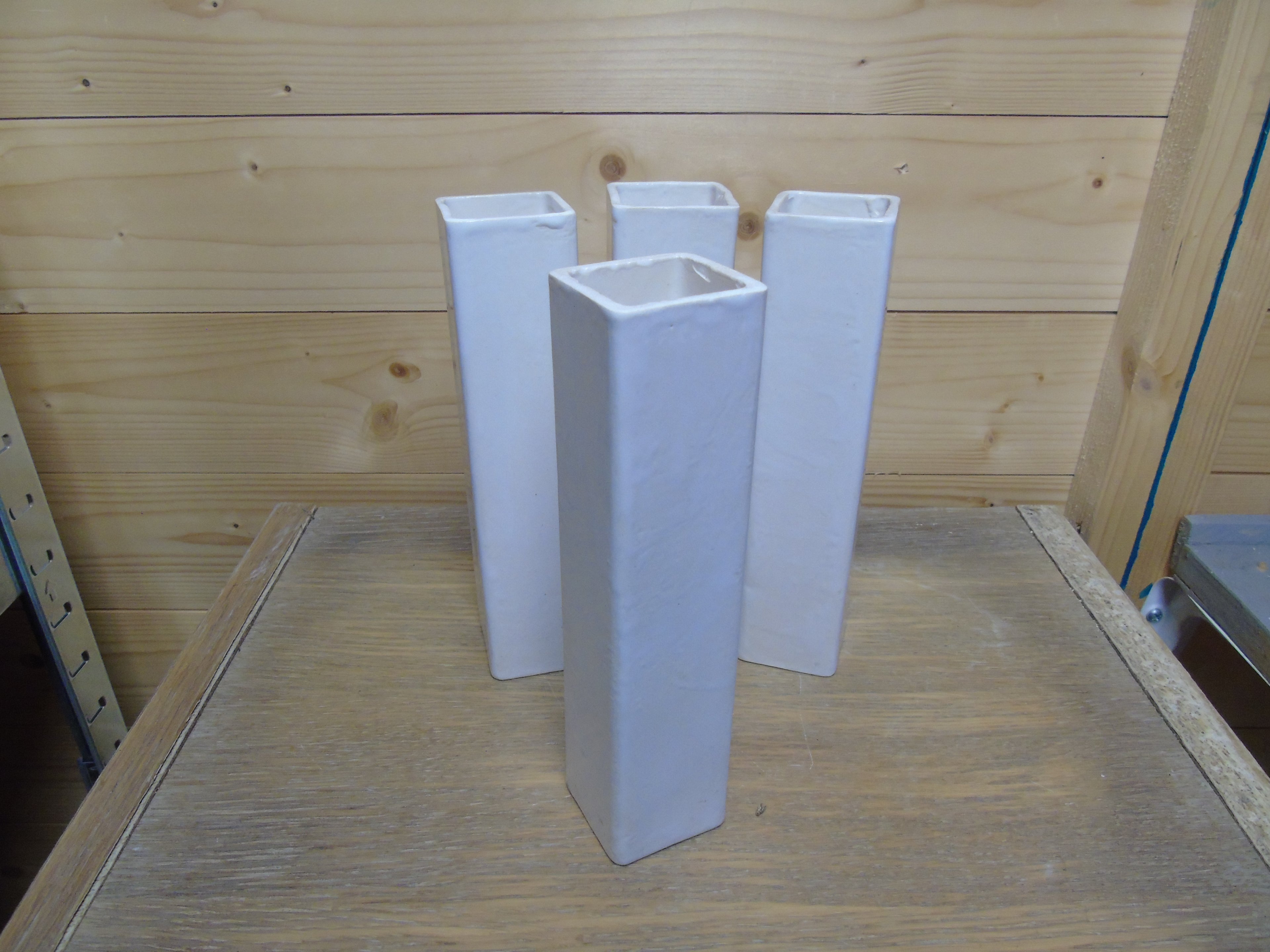 Vierkante witte vaasjes