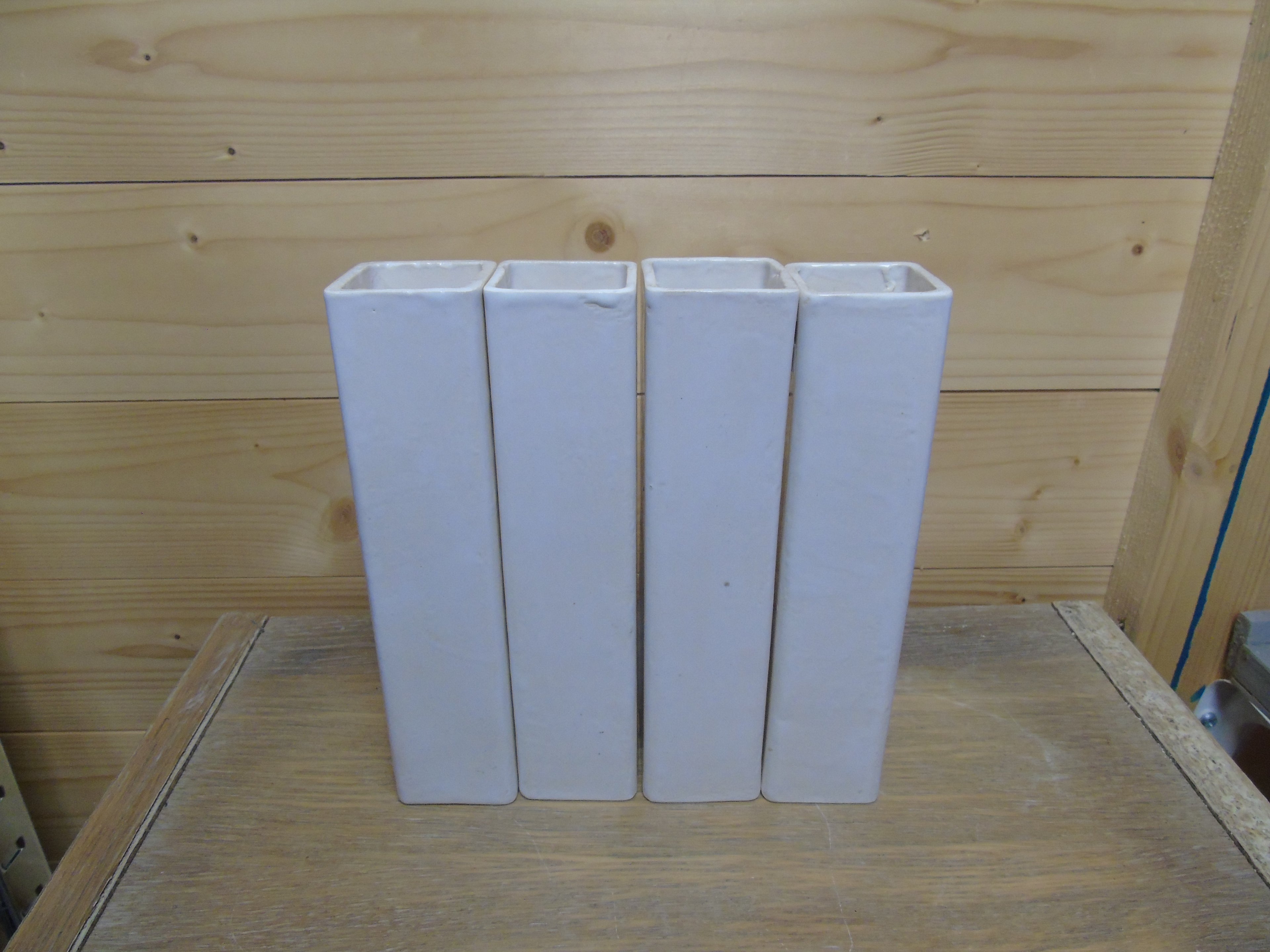 Vierkante witte vaasjes