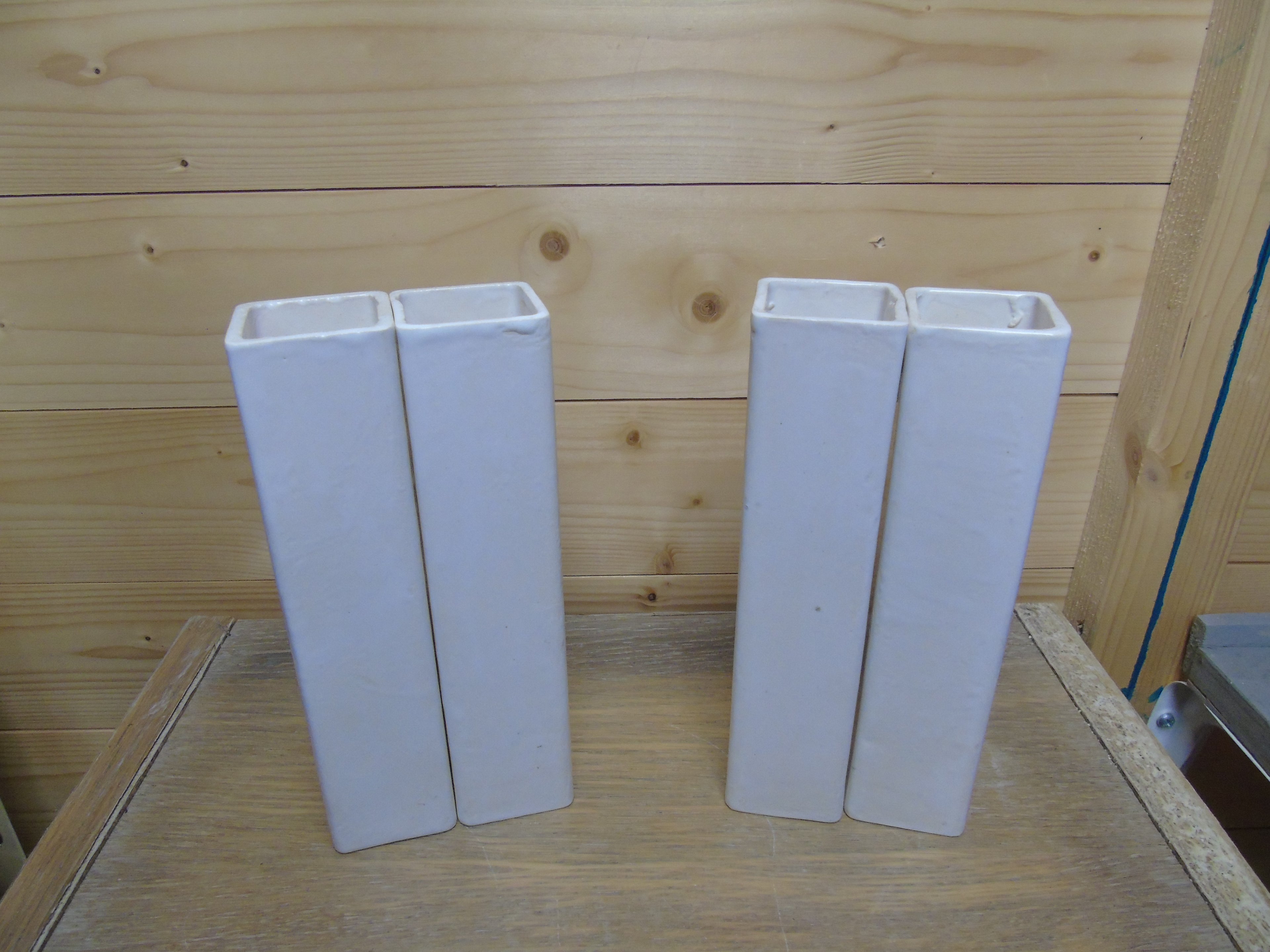 Vierkante witte vaasjes