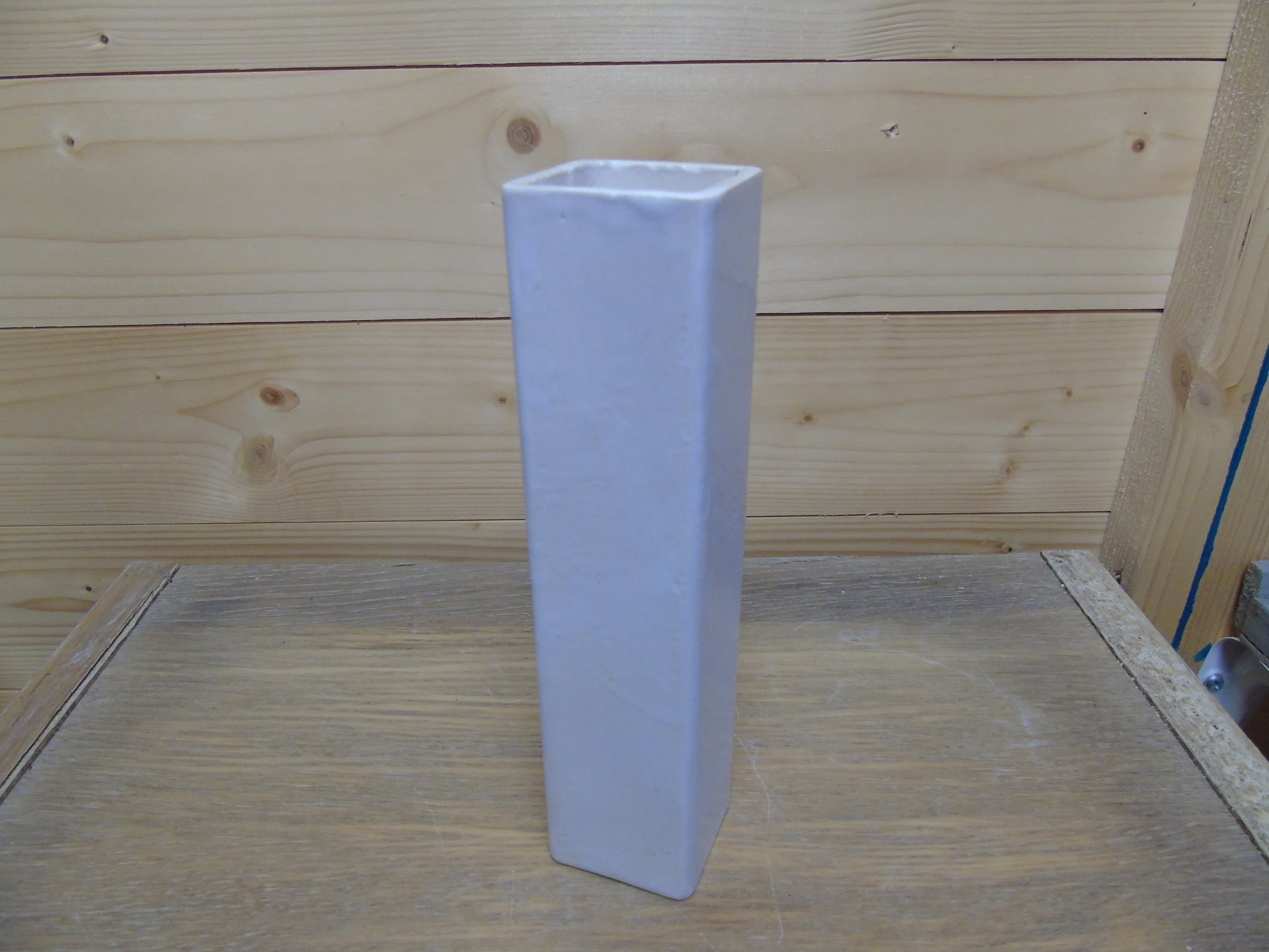 Vierkante witte vaasjes