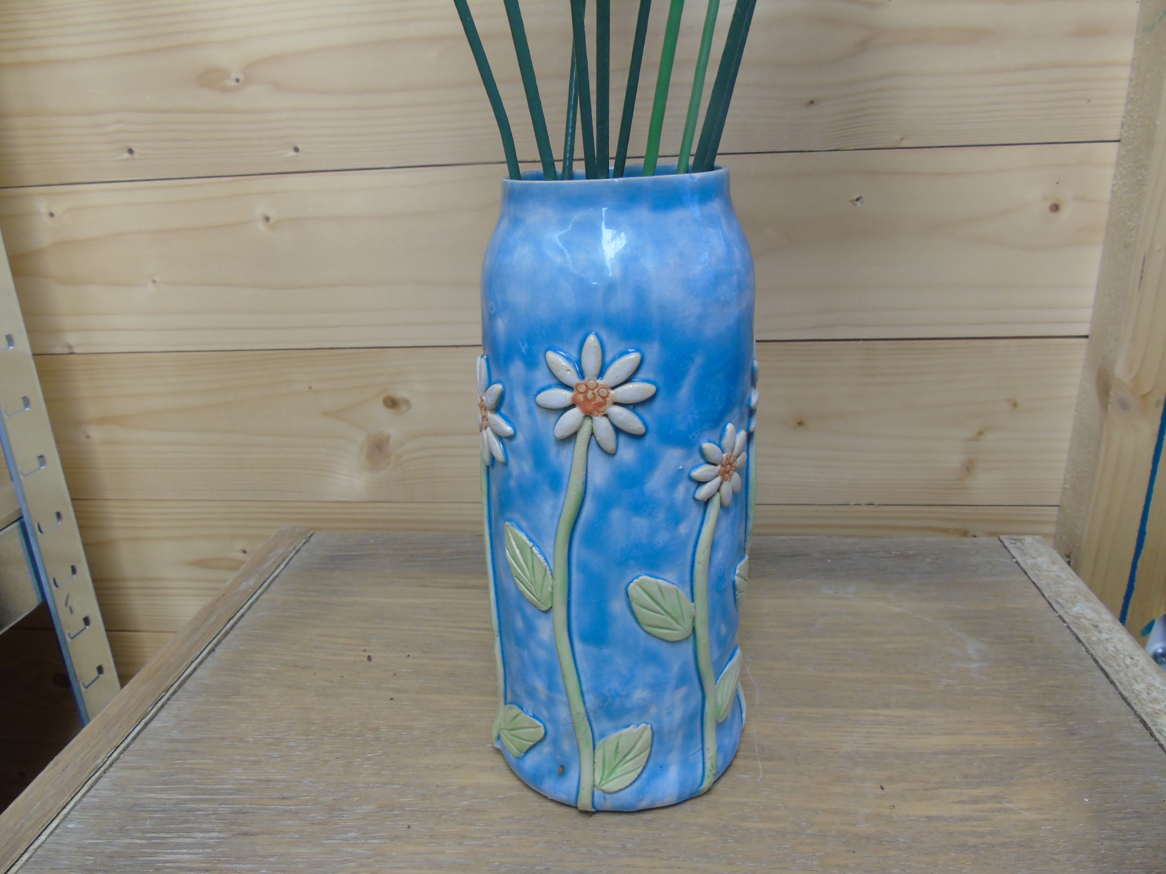 Blauwe vaas met bloemetjes