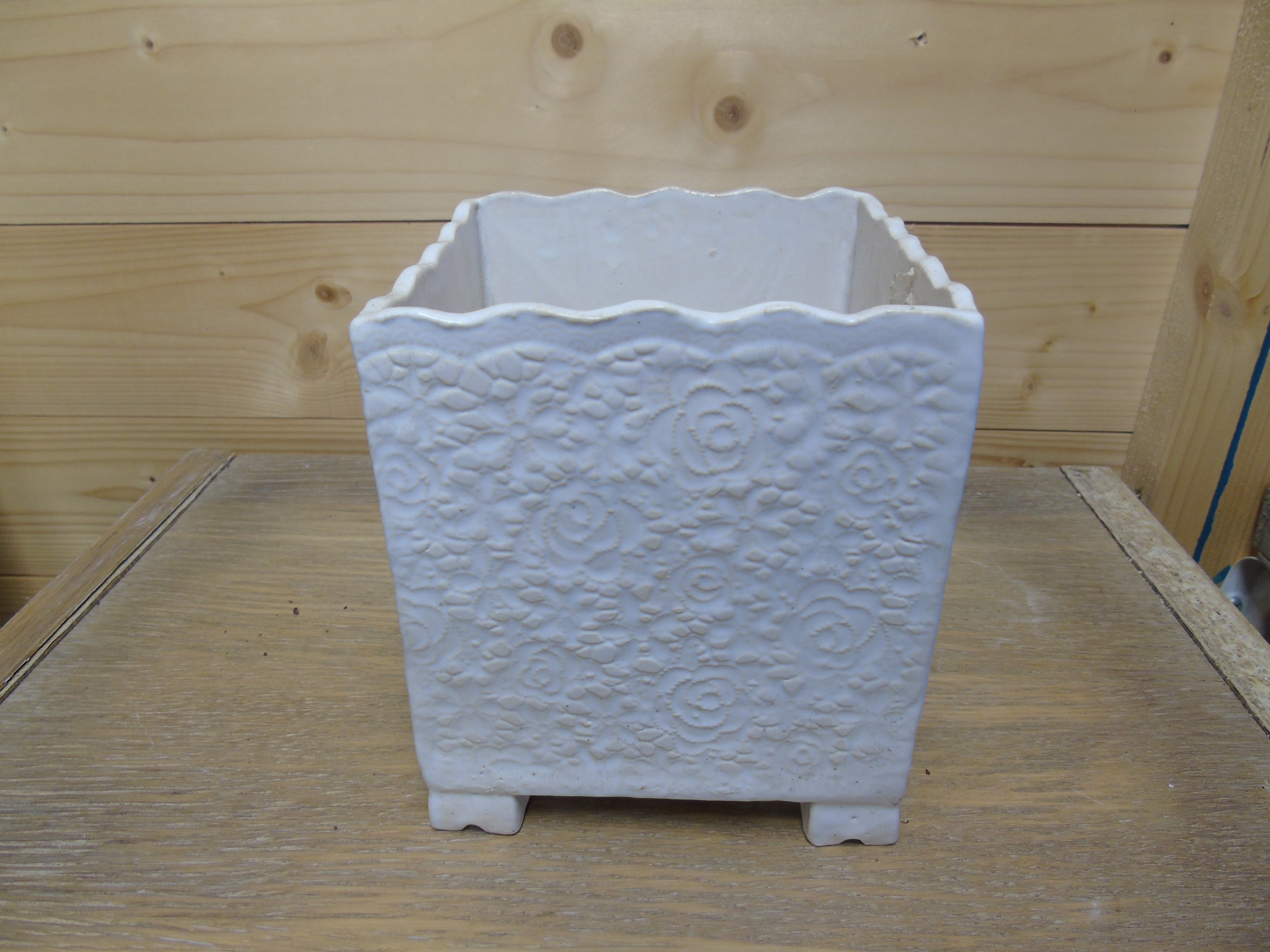 Kleine bloempot op pootjes