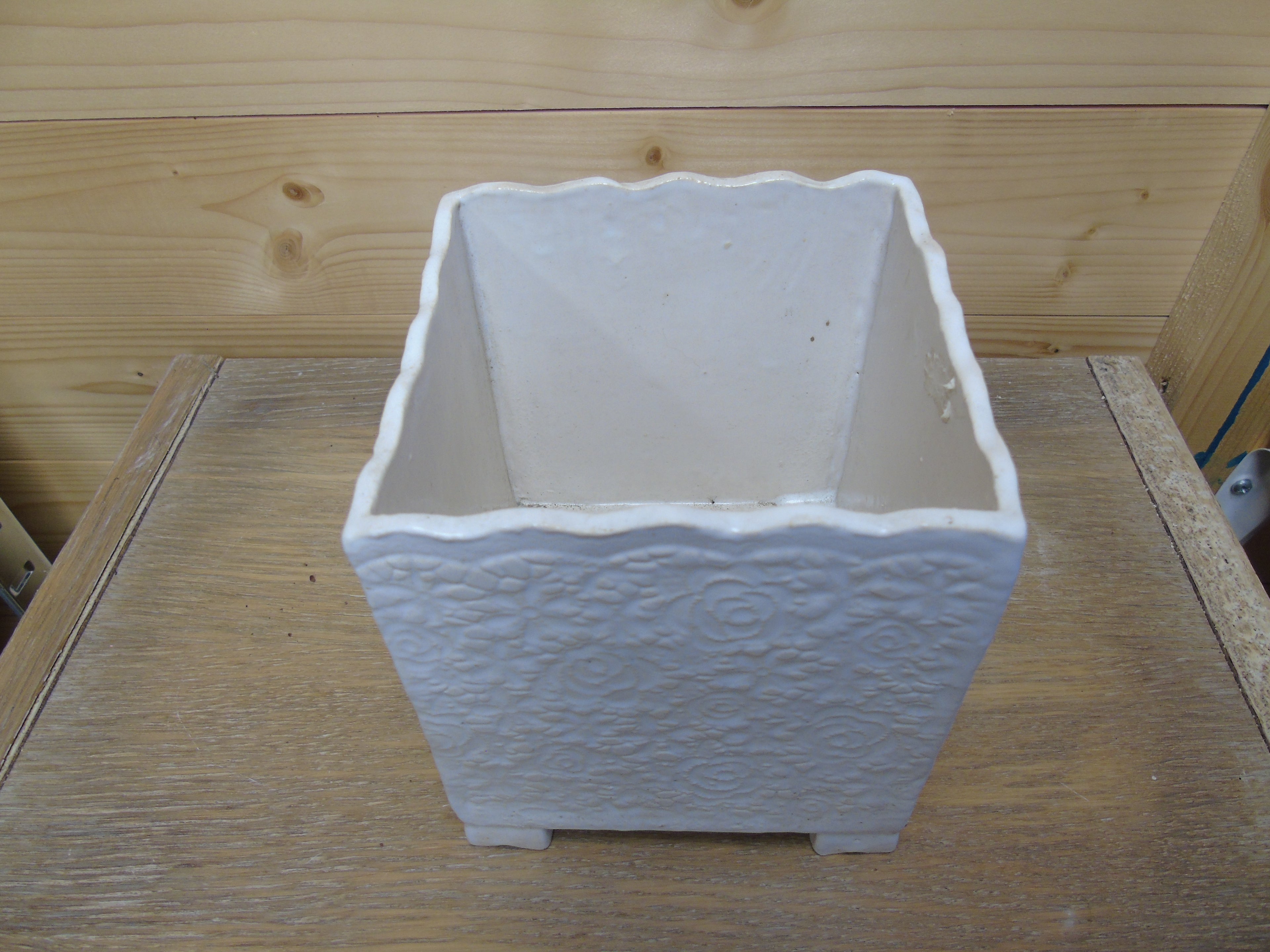 Kleine bloempot op pootjes