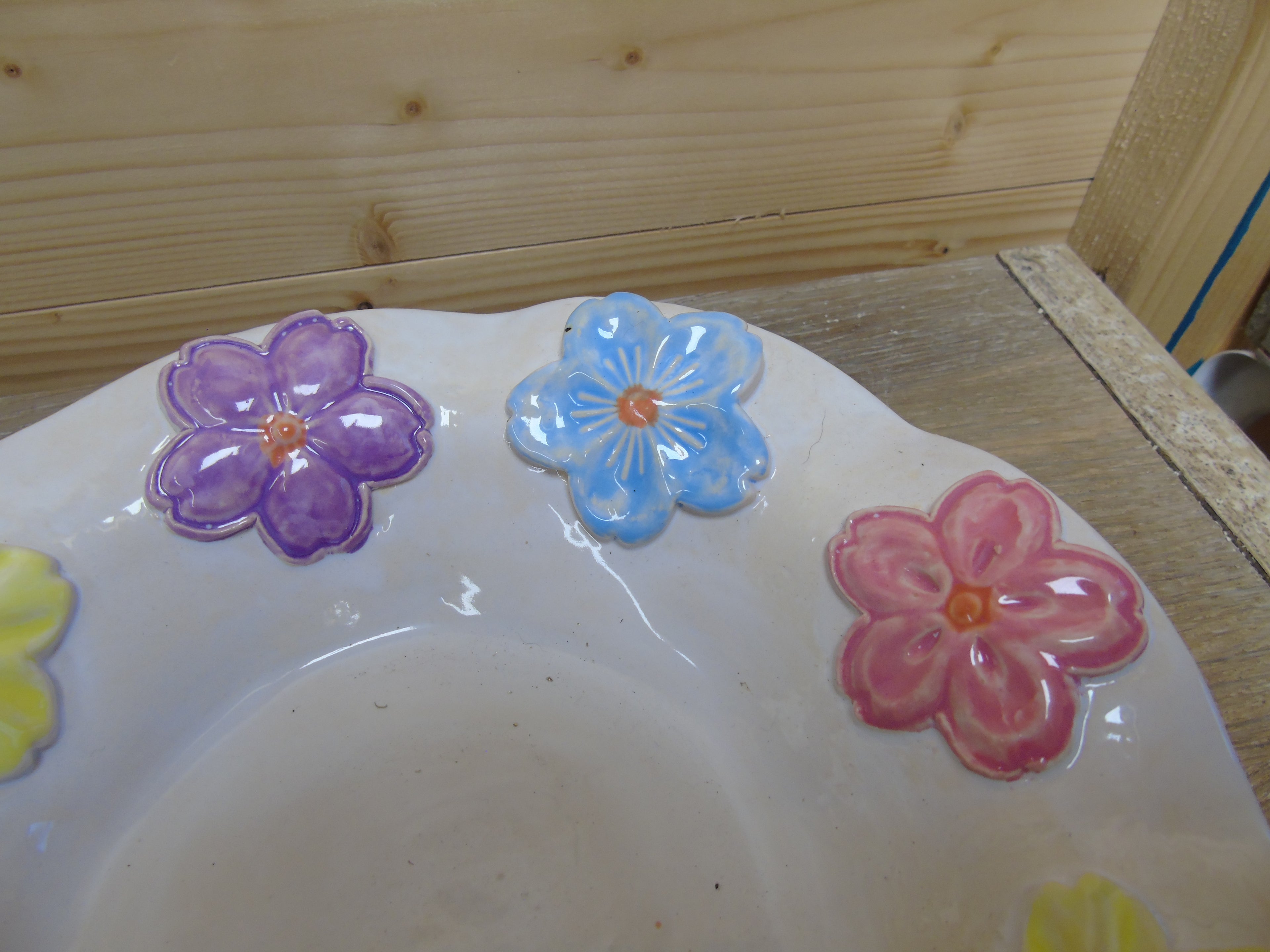 Wit bordje met bloemetjes