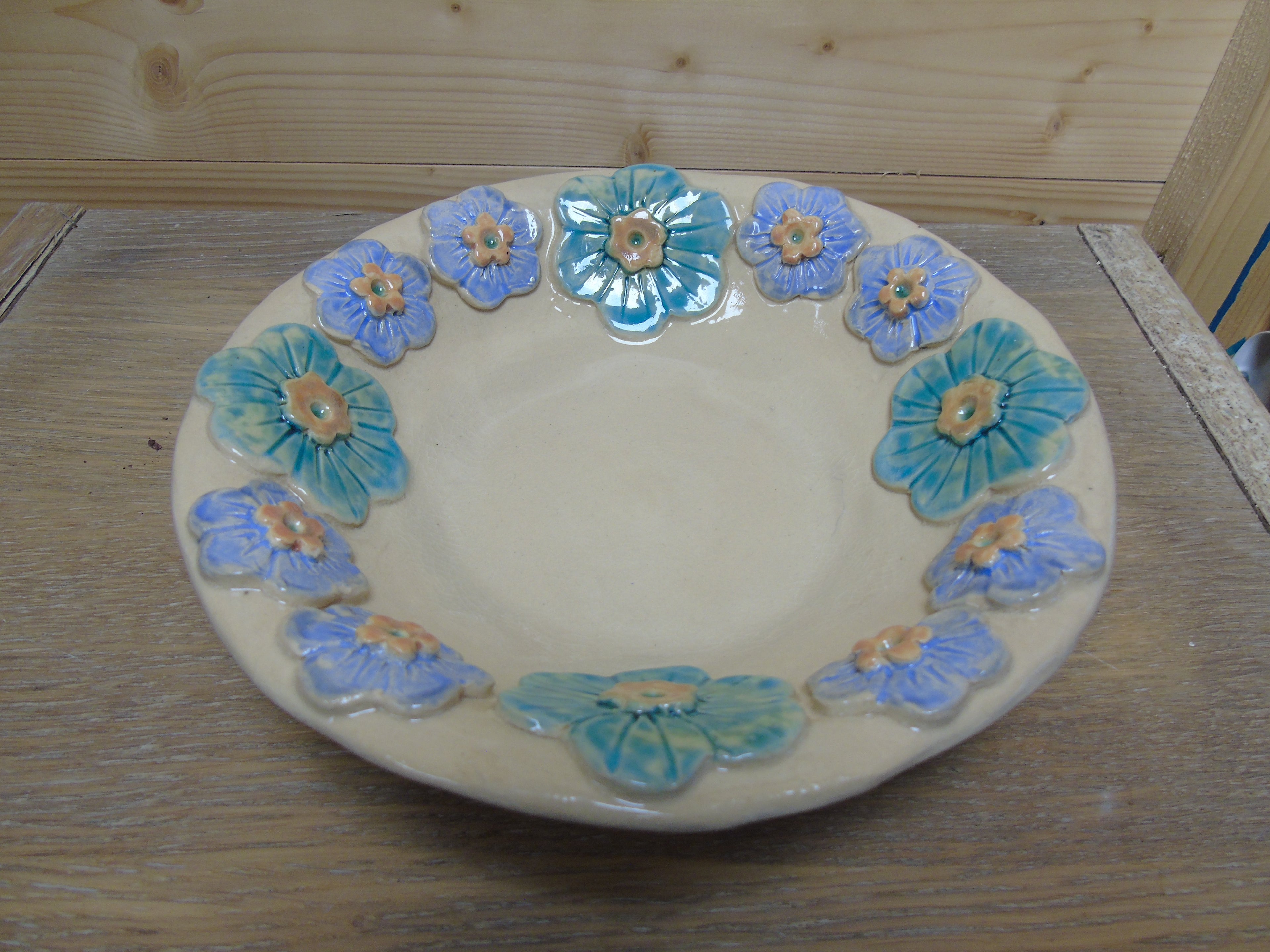 Bord met blauwe bloemen