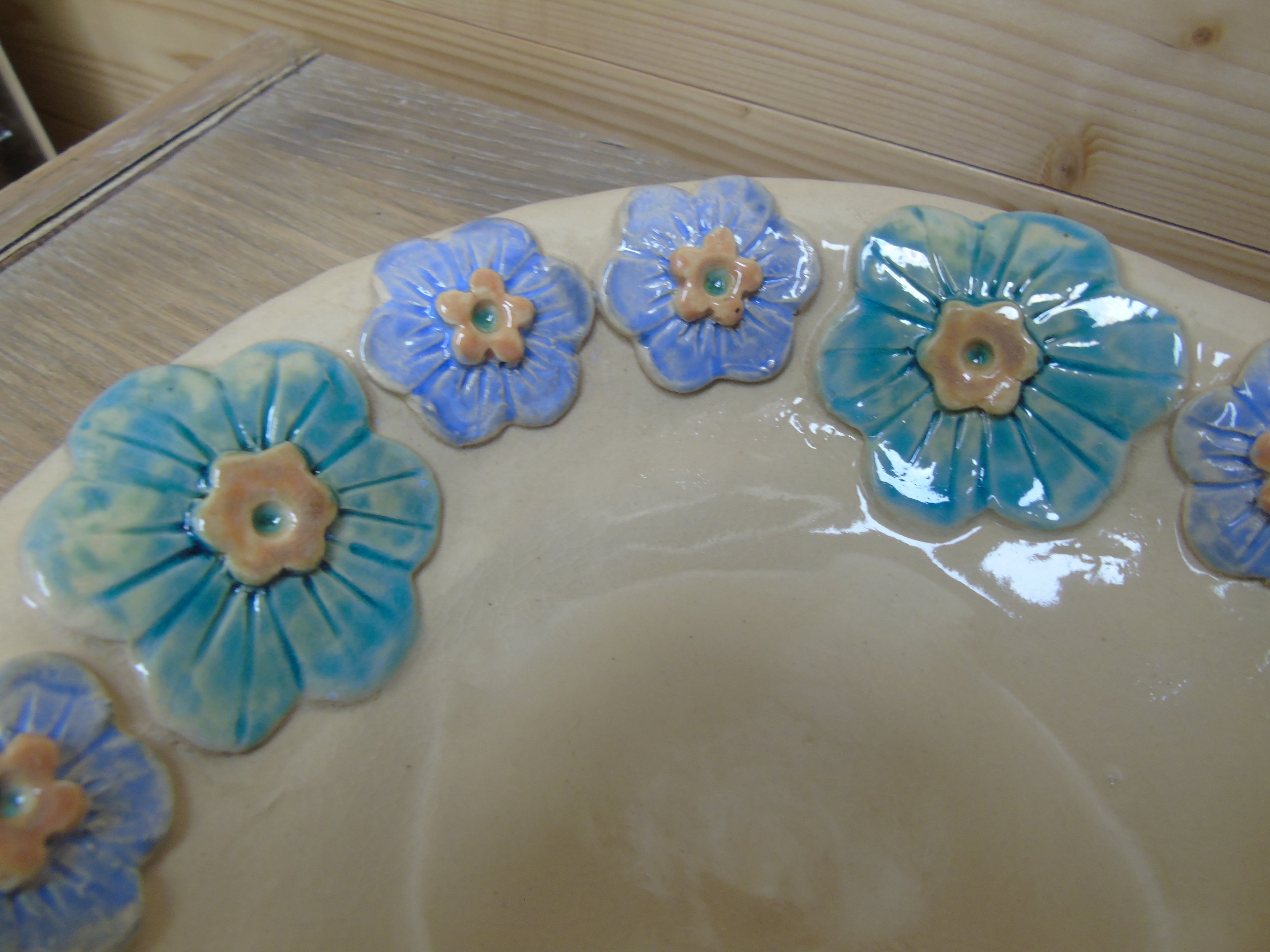 Bord met blauwe bloemen