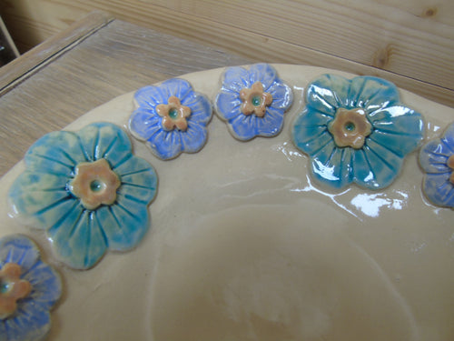 Bord met blauwe bloemen